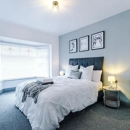 Only Family Groups - Pets For Free - Sleeps 8 - Sofabed * Blackpool