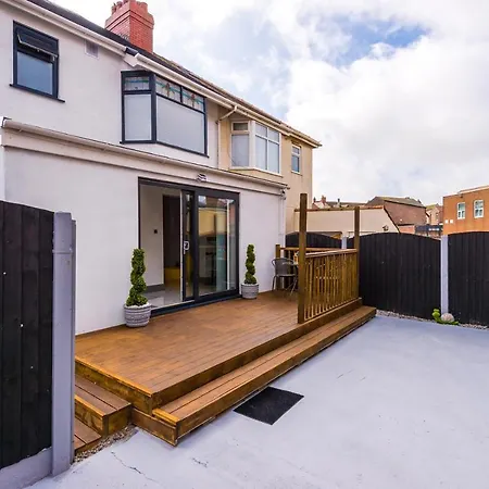 Only Family Groups - Pets For Free - Sleeps 8 - Sofabed * Blackpool