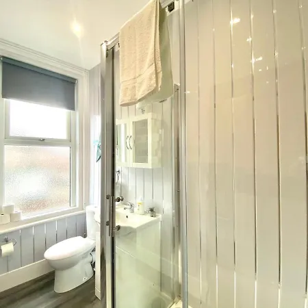 4 Bed Family House Near By Service Holiday home
