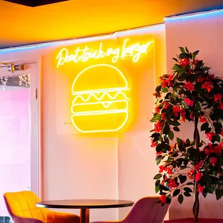 Hello Roomz - Pleasure Hotel 3*