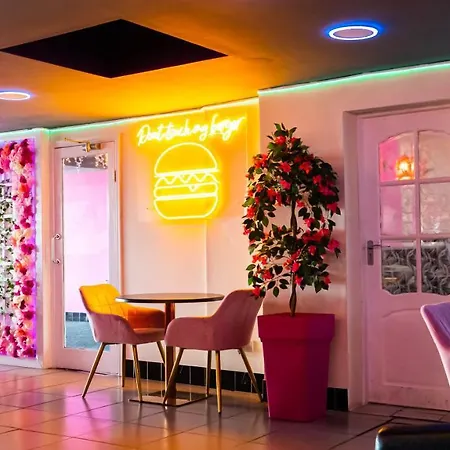 Hello Roomz - Pleasure Hotel 3*