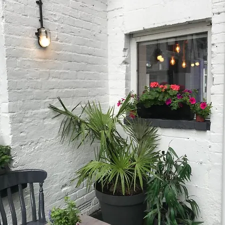 The Wellington House 2*