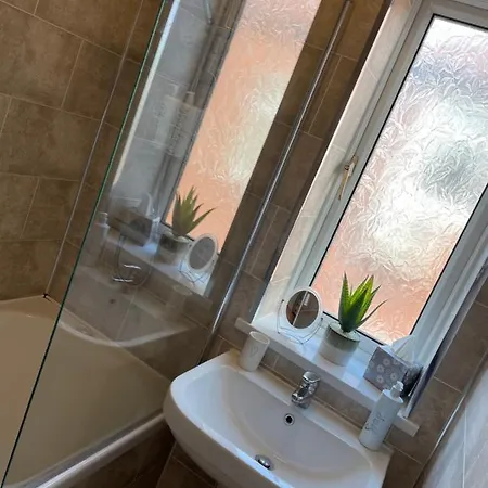 Spacious And Stunning 4 Bed House In Holiday home Blackpool