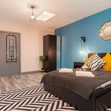 Pine Suite - Studio Apartment - Talbot Road Apartment *