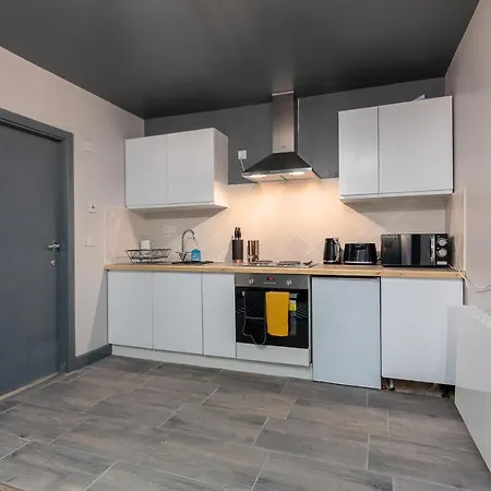 Pine Suite - Studio Apartment - Talbot Road Apartment