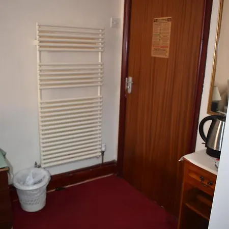 Lyndhurst B&B 블랙풀