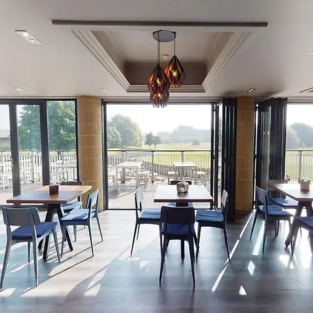 Semesteranläggning (resort) Village 4*