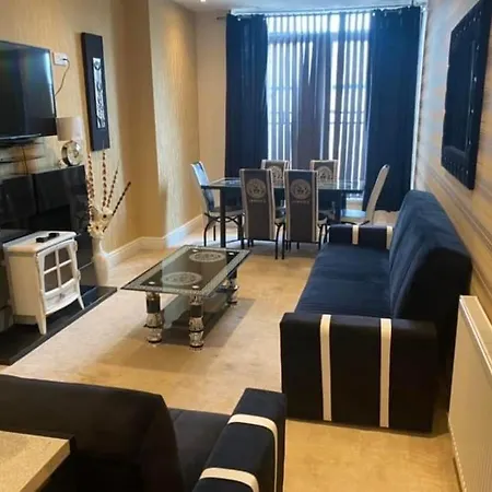 Boutique 2 Bed Gold Sleeps 10 *