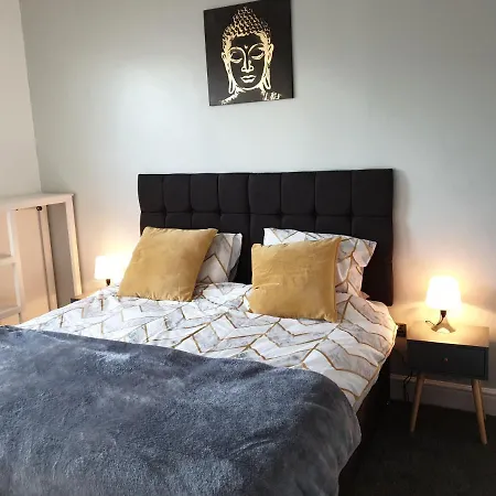 Stunning 5 Bed House, 2 Mins To And Town, With Free Parking Holiday home *
