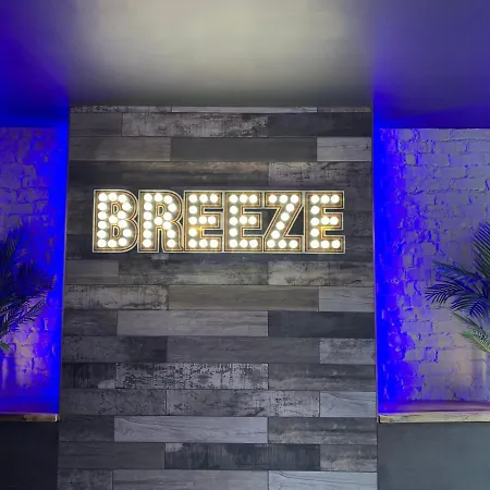 Breeze - Luxury Group - Sleeps 19 *