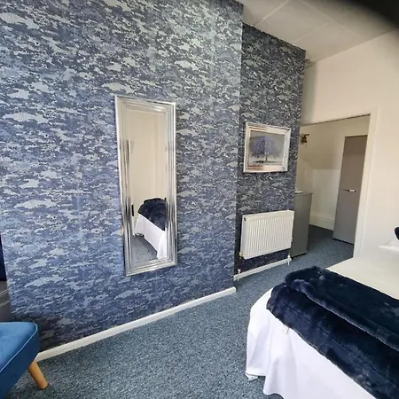 Waters Edge Hotel 3*