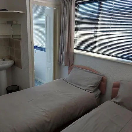 Blackpool Lodge Bed & Breakfast 3*