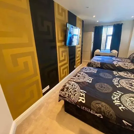 Boutique 2 Bed Gold Sleeps 10 Apartment