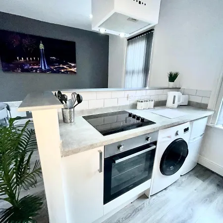Apartment Reads Luxury Jacuzzi Blackpool