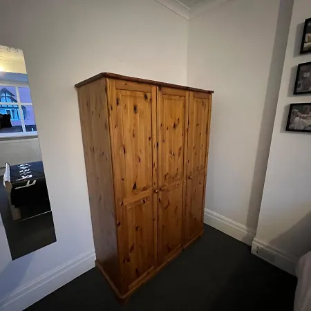Friends House, Hot Tub, Sleeps 6 *
