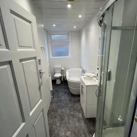 Friends House, Hot Tub, Sleeps 6 Holiday home *