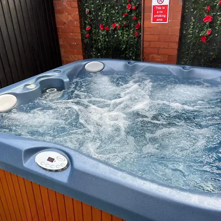 Friends House, Hot Tub, Sleeps 6 *