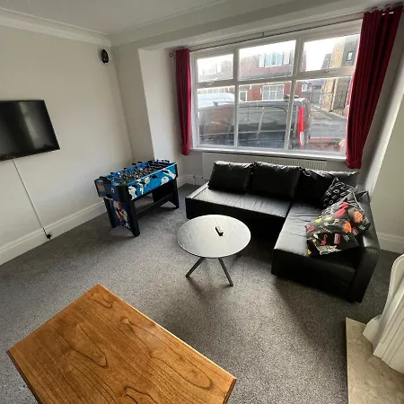 Friends House, Hot Tub, Sleeps 6 *