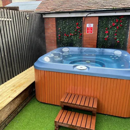 Friends House, Hot Tub, Sleeps 6 Holiday home Blackpool