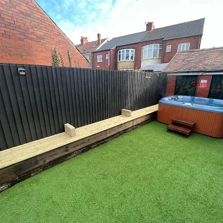 Friends House, Hot Tub, Sleeps 6 Holiday home *