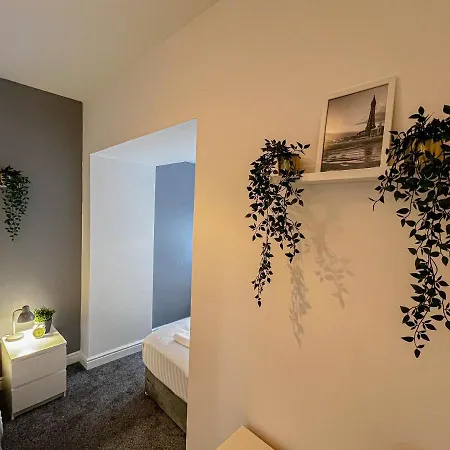 Banks Street Apartment *