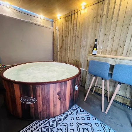 Apartment Osborne Luxury Hot Tub And Jacuzzi Blackpool