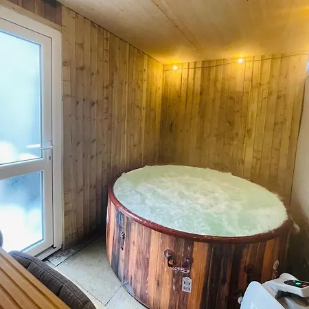 Osborne Luxury Hot Tub And Jacuzzi Apartment