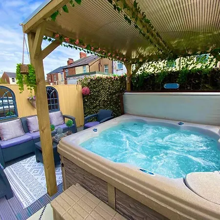 Holiday home New…the Hottub House Pleasure *