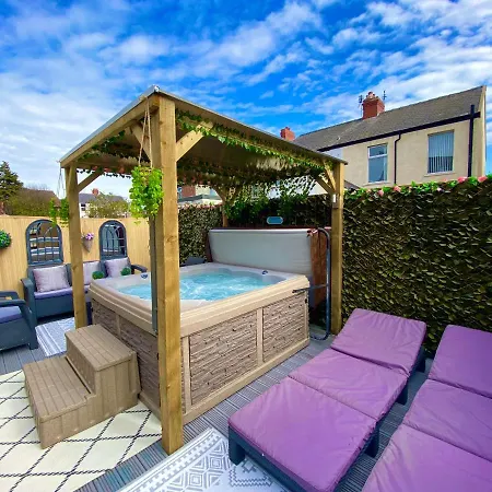 New…the Hottub House Pleasure Holiday home *