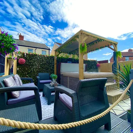 New…the Hottub House Pleasure Holiday home