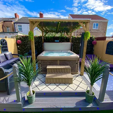 Holiday home New…the Hottub House Pleasure