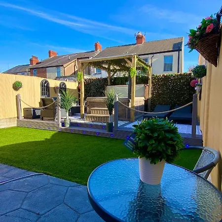 New…the Hottub House Pleasure Holiday home *