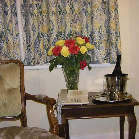 Отель The Waldorf - Near Pleasure & Sandcastle 3*