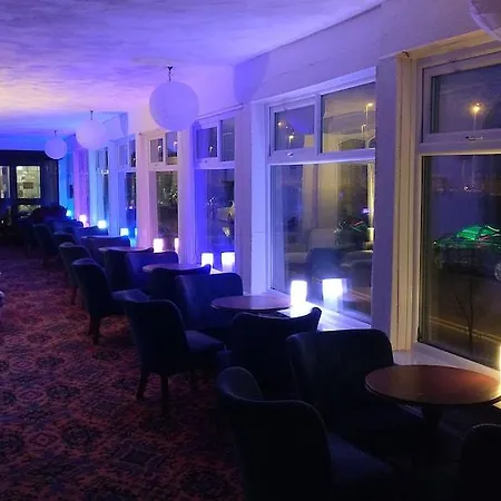Hotel The Waldorf - Near Pleasure & Sandcastle