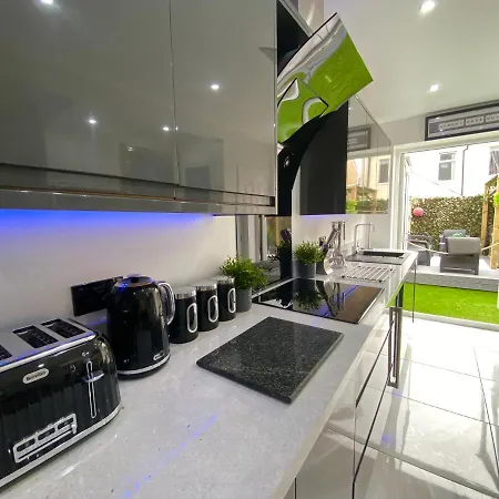 Holiday home New…the Hottub House Pleasure *