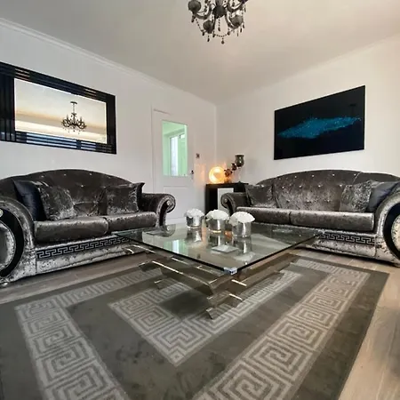 Holiday home New…the Hottub House Pleasure