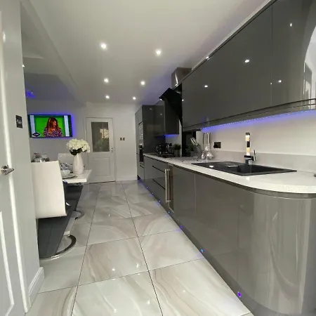 Holiday home New…the Hottub House Pleasure