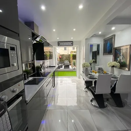 New…the Hottub House Pleasure