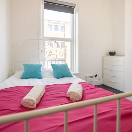 Island 5 Min Walk From Tower Sleeps 12