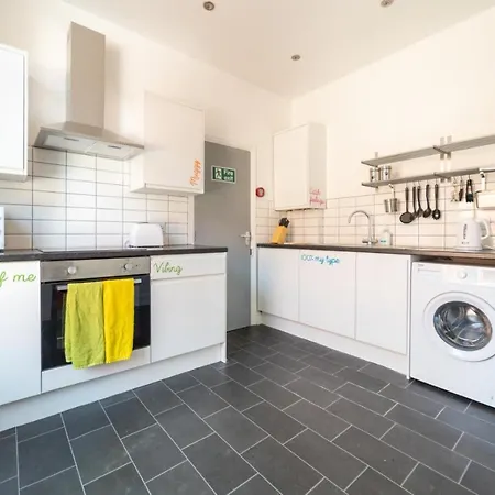 Apartment Island 5 Min Walk From Tower Sleeps 12