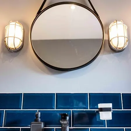Luxury By Sasco Apartment