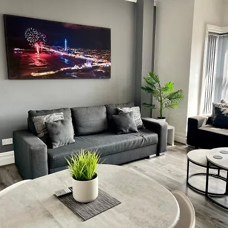 Reads Luxury Jacuzzi Apartment