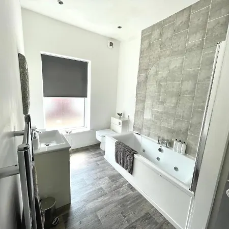 Reads Luxury Jacuzzi