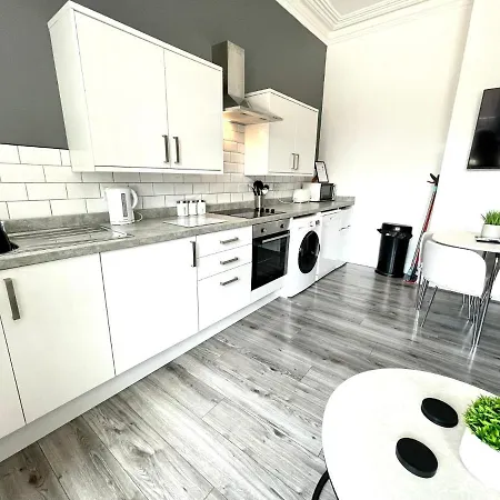 Reads Luxury Jacuzzi Apartment