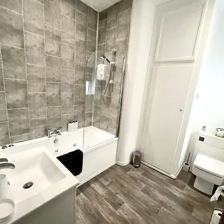 Apartment Reads Luxury Jacuzzi Blackpool