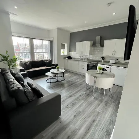Reads Luxury Jacuzzi Apartment