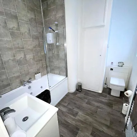 Apartment Reads Luxury Jacuzzi *