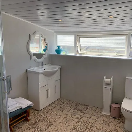Holiday home Heather Glen. Six Bedroom Near The Sea.