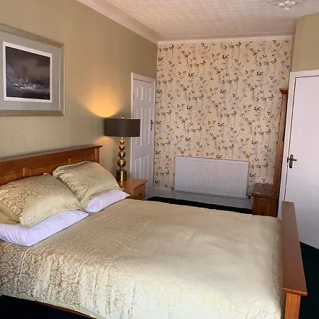 Heather Glen. Six Bedroom Near The Sea. Holiday home