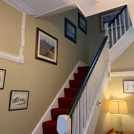 Heather Glen. Six Bedroom Near The Sea. Holiday home *